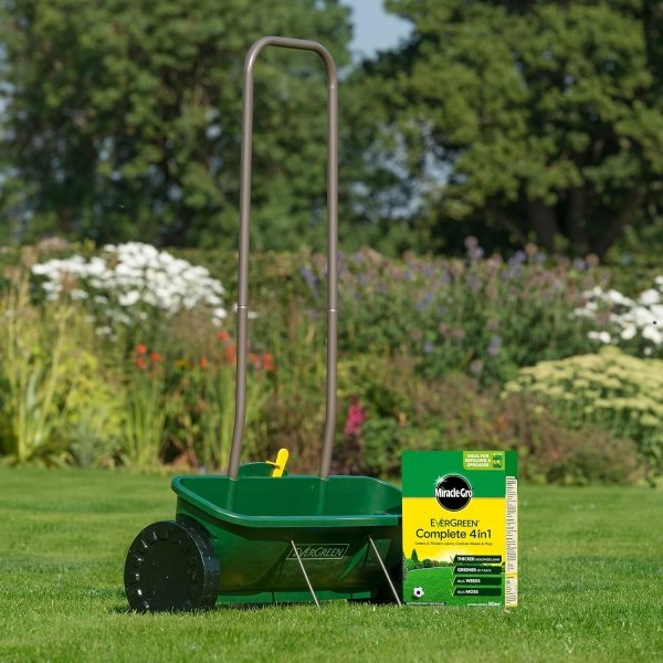 Miracle-Gro Complete 4 in 1 80m2 (7) Miracle-Gro Complete 4 in 1 80m² 2.8kg – Kills Weeds, Feeds Grass & Controls Moss for a Greener Lawn